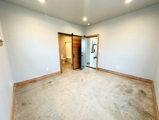 Building Photo - 121 E 26th Ave