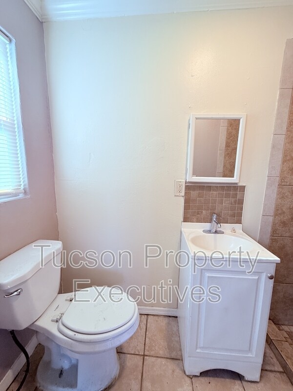 Building Photo - 232 W Flores St