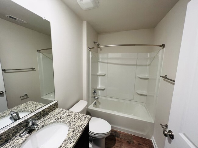 Building Photo - Townhome in Northeastern School District!