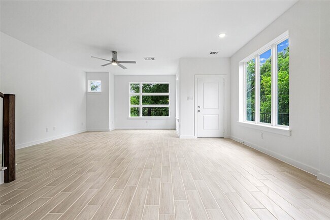 Building Photo - 321 Oakbend Dr