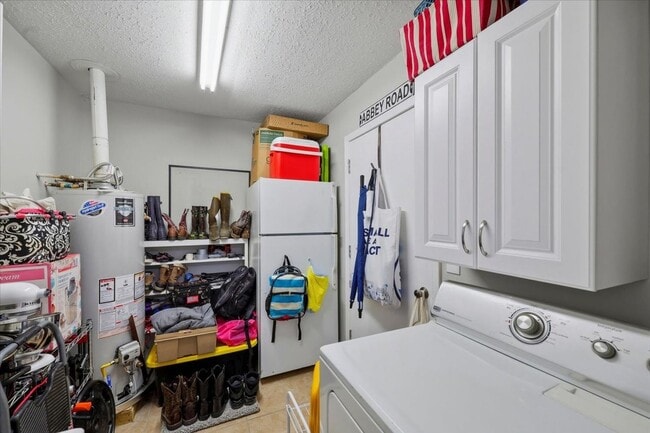 Building Photo - randon School District Home with access to a Lake, Walking Trails, and Pool