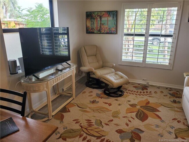 Building Photo - 590 NE Lima Vias