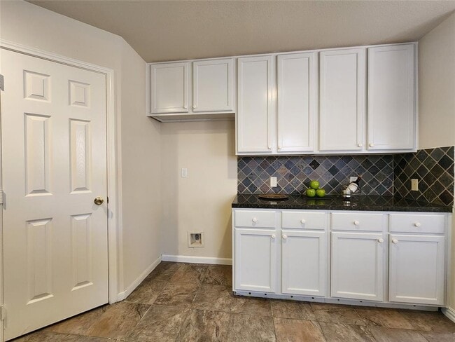 Building Photo - 16614 Stoneside Dr