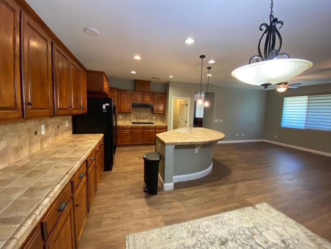 Building Photo - Big beautiful Home for rent in Visalia, Ca