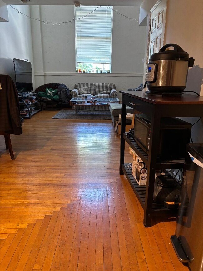 Building Photo - Spacious 1 Bedroom Loft