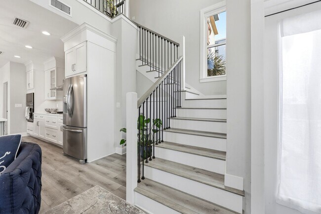 Building Photo - 115 1st St S
