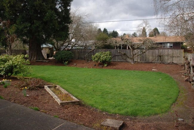 Building Photo - Fantastic Single Level 3Bedroom House Just...