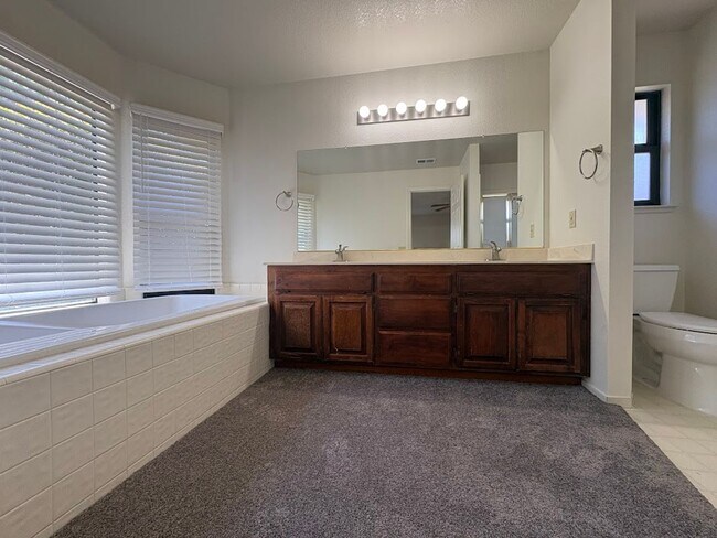Building Photo - Spacious 4 Bedroom Home in Quiet Galt Neighborhood