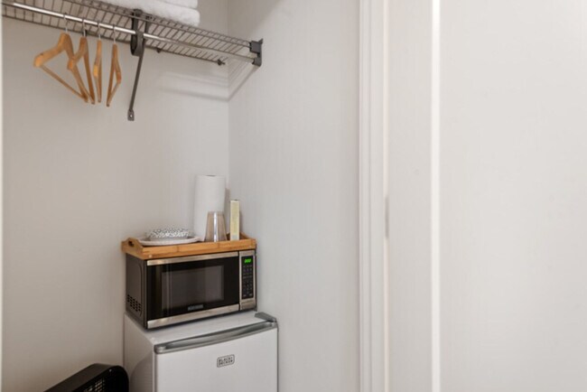 Building Photo - 422 10th Ave E