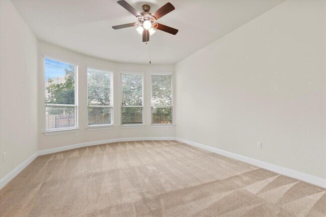 Building Photo - 10112 Lavon Bend