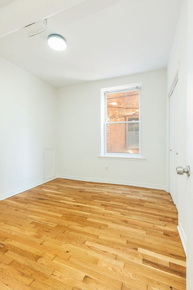 Building Photo - 1424 W Girard Ave