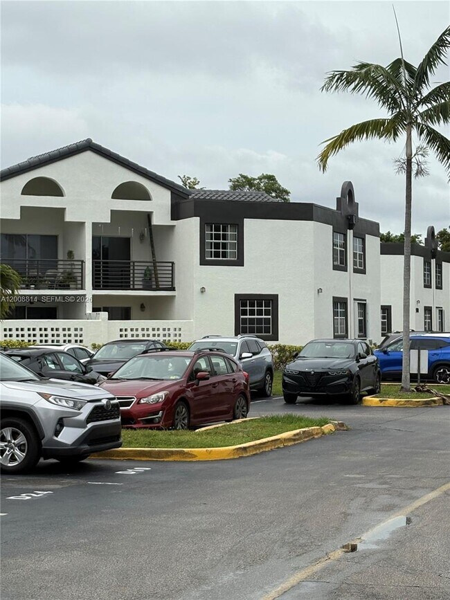 Building Photo - 9711 Fontainebleau Blvd