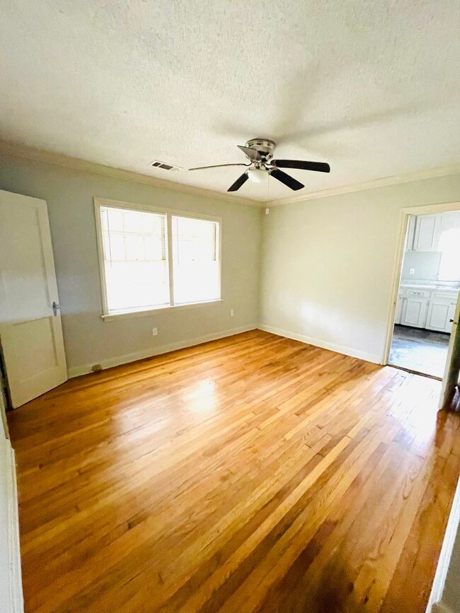 Building Photo - ** 3 Bed 1 Bath located in Cloverdale ** C...