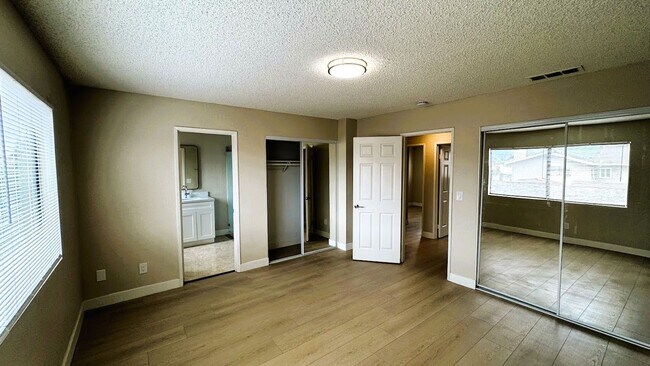 Building Photo - Newly Renovated Spacious 3-Bedroom Townhom...