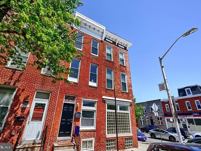Building Photo - 2242 E Fairmount Ave