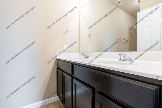 Building Photo - 2425 Bellmont