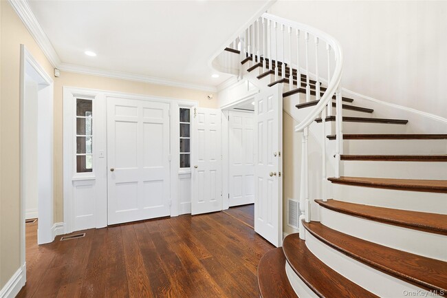 Building Photo - 6 Club Rd