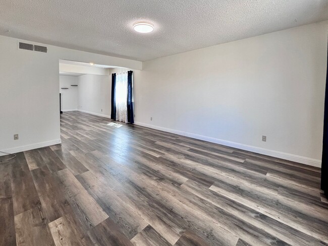 Building Photo - $2,250 Ashlan & Cornelia, 3 Bedroom House-...