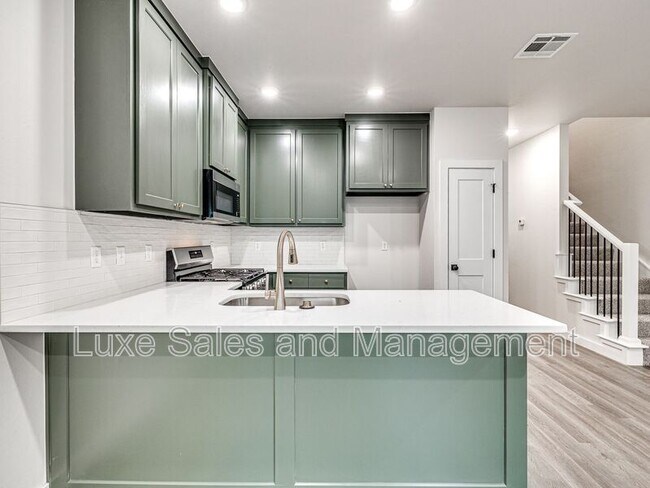 Building Photo - 606 W 2nd St