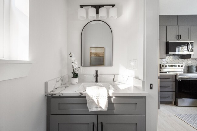 Building Photo - Beautiful Brand New 2bed 2.5bath Seattle H...