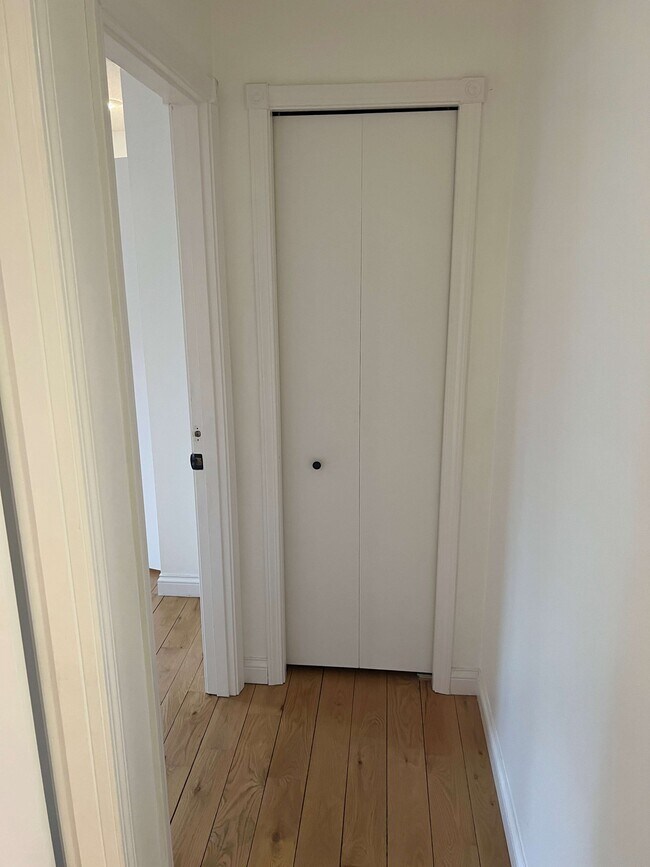 Building Photo - 10571 Center Rd