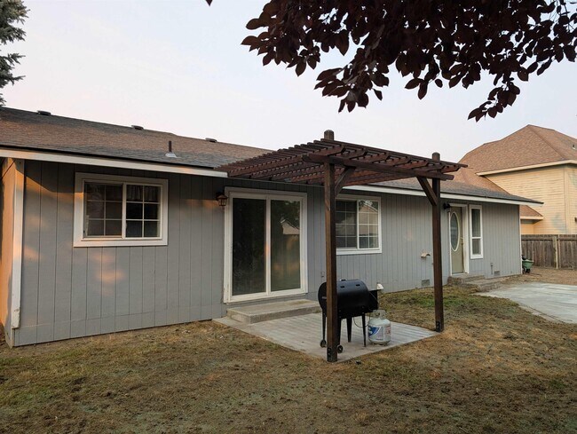 Building Photo - HALF OFF FIRST MONTH! Close to Everything!