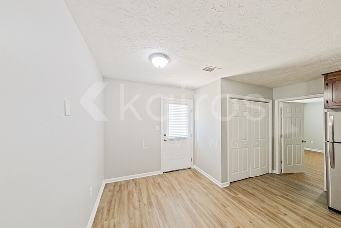 Building Photo - 370 Deer Park Dr