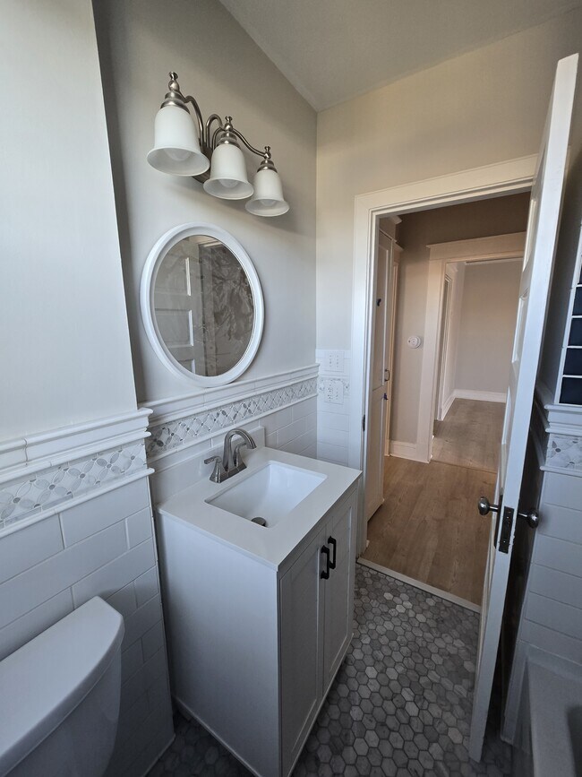 Building Photo - 434 Creek Ave