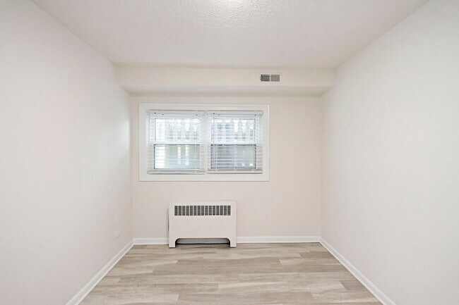 Building Photo - Student-Friendly UVA Apartment Convenient to Downtown