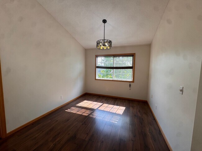 Building Photo - Luxurious 3 Bedroom, 2 Bathroom GORGEOUS townhome!