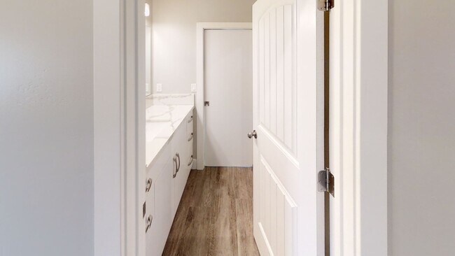 Building Photo - 7BD/5BA, LOTS of Parking!! (Lease out, pen...