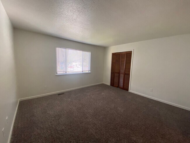 Building Photo - REDUCED!!!! 2 bedroom, 1.5 bath end unit Townhouse near Forest Hills Shopping Center and Downtown...
