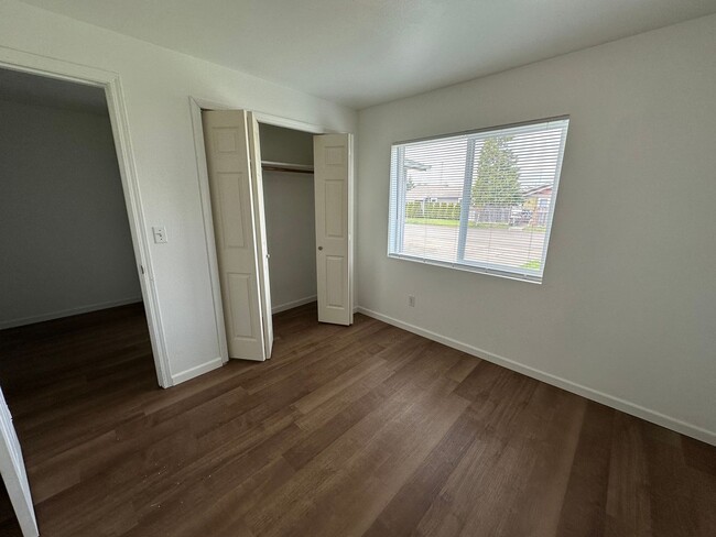 Building Photo - Single Level 3 Bedroom 2 Bath Unit With Ne...