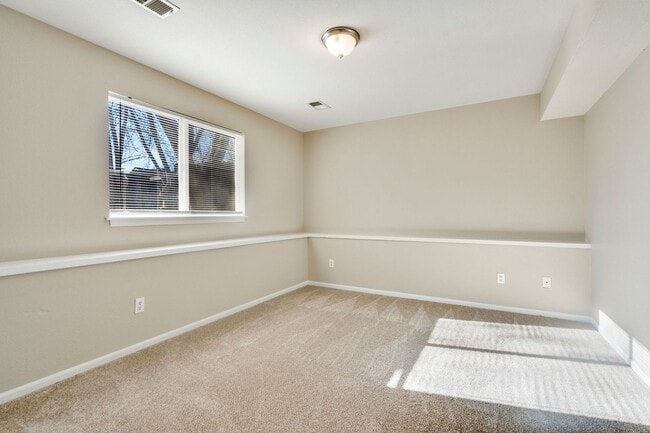 Building Photo - Updated 5 Bed 2 Bath House Near Old Town!