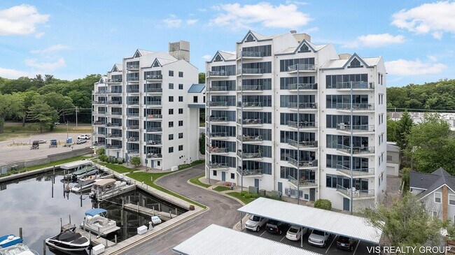 Building Photo - 2964 Lakeshore Dr