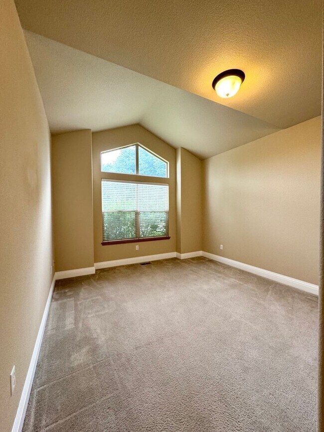 Building Photo - Stunning Executive 4 Bedroom 2 Bath Home in Northwest Loveland - 3-Car Garage!