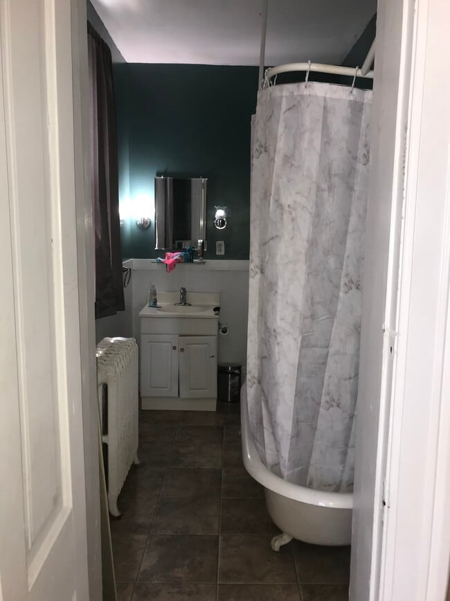 1st Floor Full Bath - 1314 N Main St