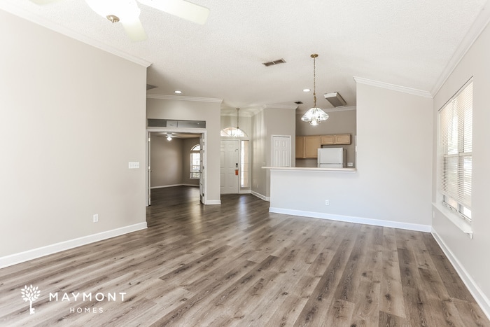 Building Photo - 884 Putters Green Way N