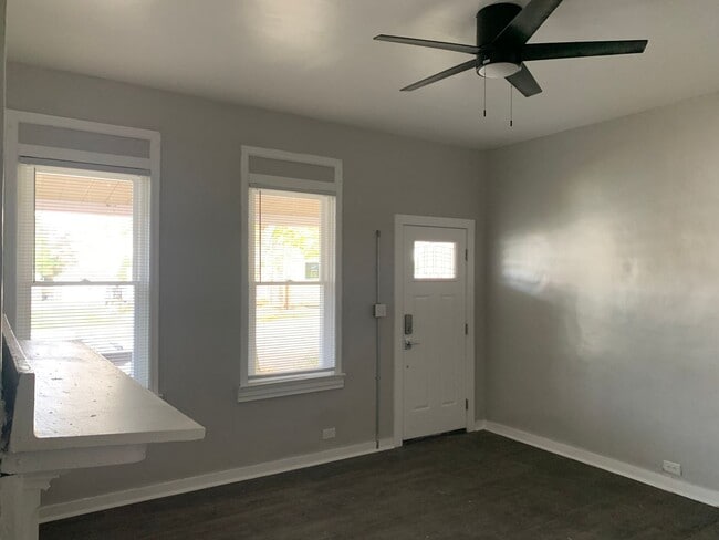 Building Photo - 2 bedroom 1 bath with laundry