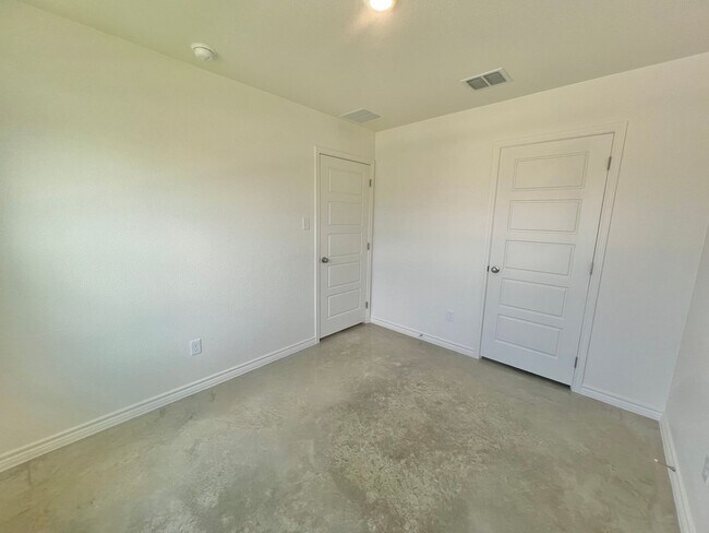 Building Photo - ** NEW / BEAUTIFUL / SPACIOUS / MODERN **