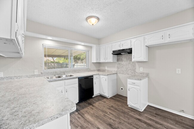 Building Photo - 6816 Westglen Dr