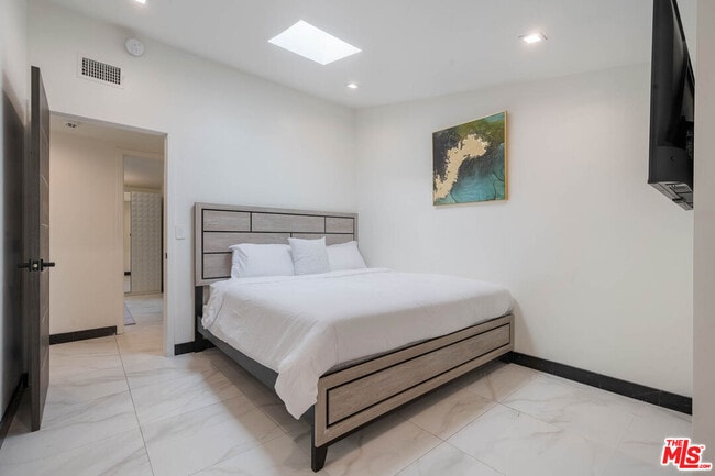 Building Photo - 20412 Oxnard St