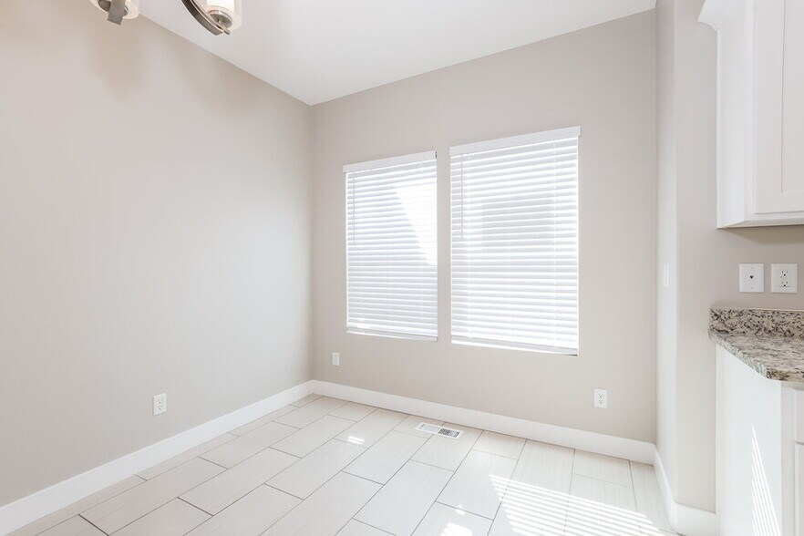 Building Photo - 3819 E Cunninghill Dr