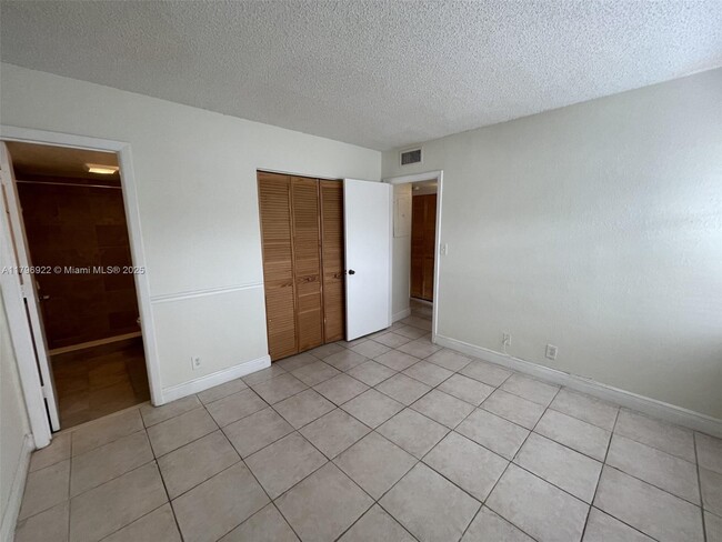 Building Photo - 2642 Riverside Dr