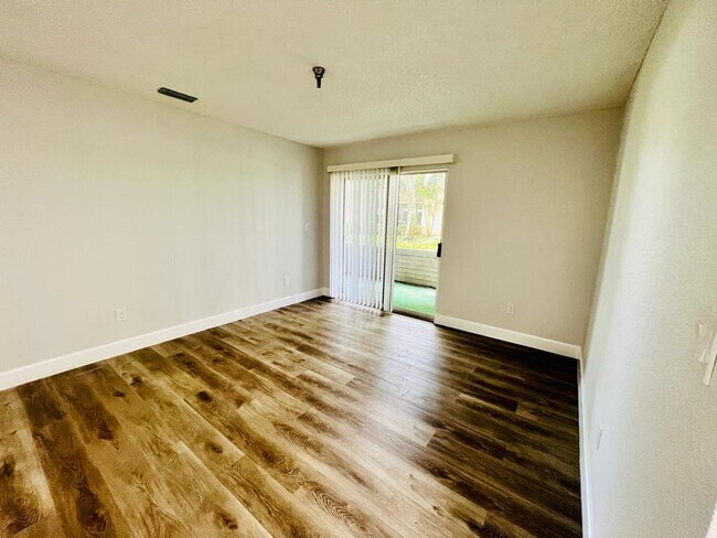 Building Photo - ? Charming 1/1 Condo in Resort-Style Community with Pool & Gym