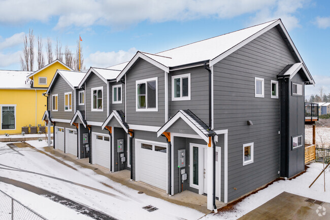 Building Photo - Deemer Townhomes