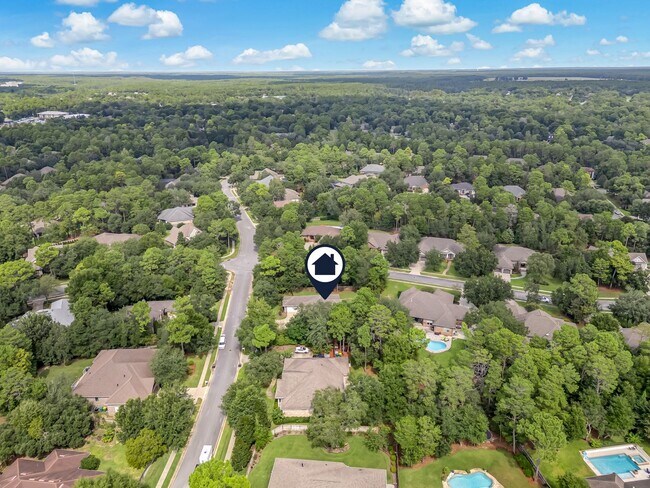 Building Photo - Gorgeous Southern Living Home in Coveted S...