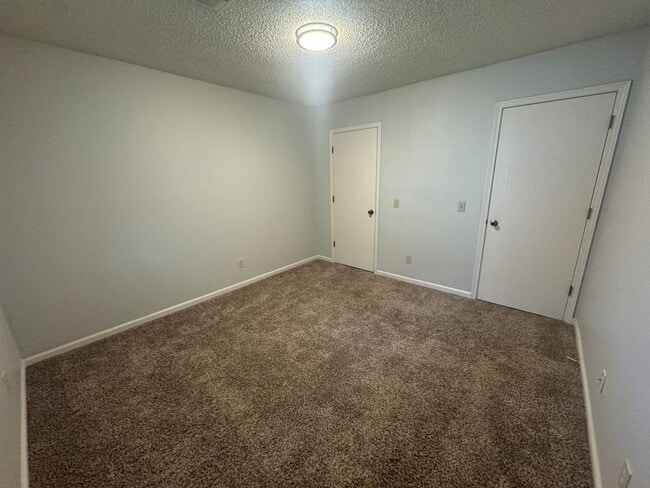 Building Photo - 2BR 1BA Triplex • Private Backyard in Downtown Smithville