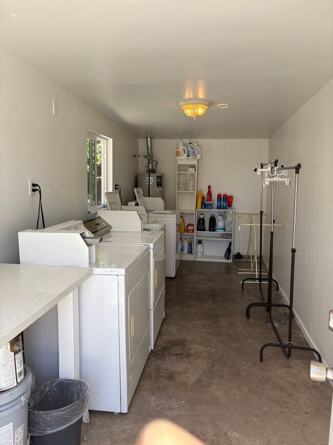 Building Photo - 1+1 Cozy Cottage above Ventura College wit...
