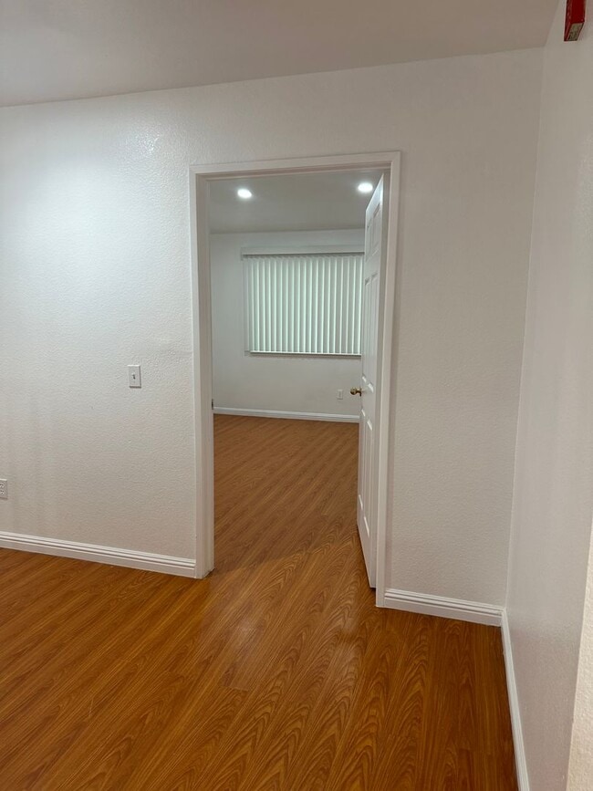 Building Photo - Stunning 3 Bed 3 Bath Duplex in Placentia with Open Floor Plan and Vaulted Ceilings.